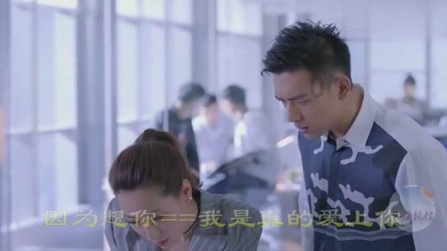 逃出轿车的女孩
