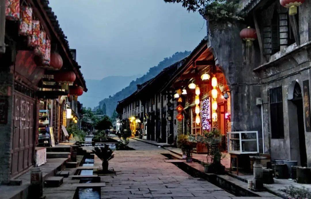 自己女朋友跟她，一个男性朋友借车正常吗？游戏画面